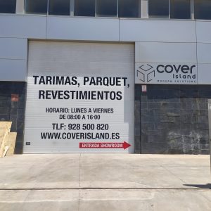 Aplicación de vinilo de corte monomérico en una puerta enrollable Fachada puerta automática
