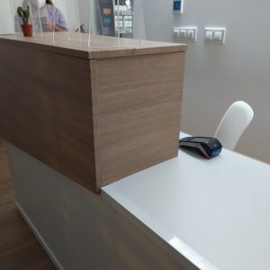 Mostrador forrado con vinilo texturado imitación madera Restyling mostrador