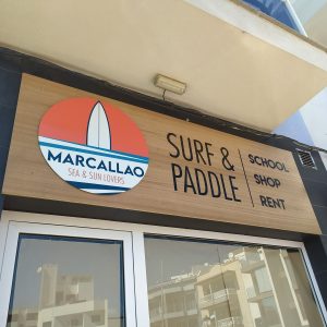 Fachada chapa marina y PVC pintado y vinilado. Diseño de Mochita. Fachada tienda Marcallao