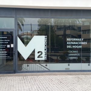 Fachada exterior vinilo de corte. Diseño de Mochita Fachada M2 cristales