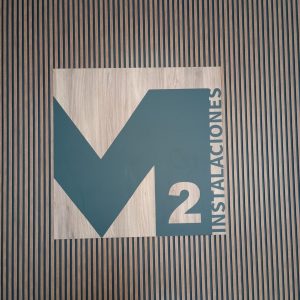 Cartel interior de madera vinilado con vinilo de corta larga duración acabado mate Vinilo negro mate