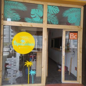 Fachada diseñada y realizada con vinilo de corte de larga duración y vinilo esmerilado. Diseño de Mochita. Fachada Tapalavaca
