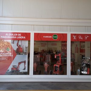 Fachada, vinilo impreso y laminado polimérico sobre cristal Fachada nave Hune Canarias detalle 1